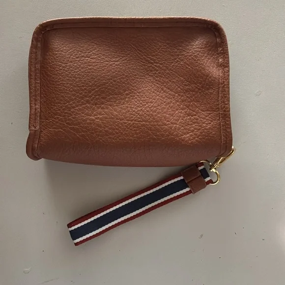 Shinola NWOT Tan Leather Wristlet with Gold Accents - Picture 3 of 5